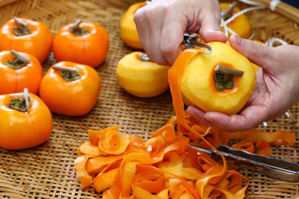 For the best persimmon jam it is essential to peel and wash the ingredients carefully