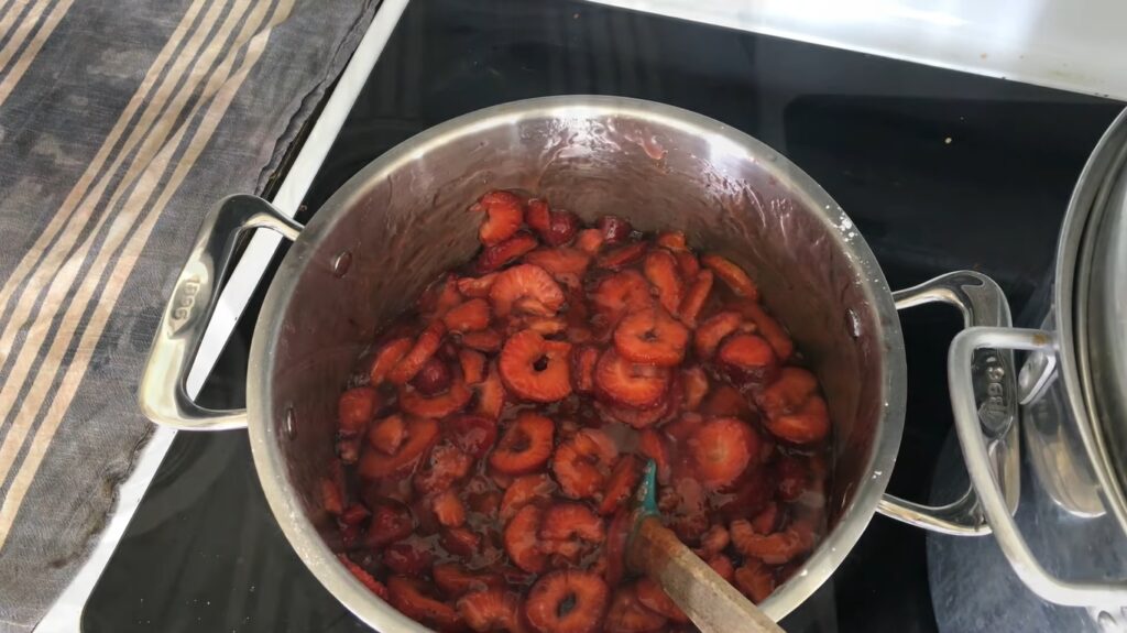 Make sure swirling the mixture evenly to avoid burning at bottom and strawberry slices completely covered by clear gel