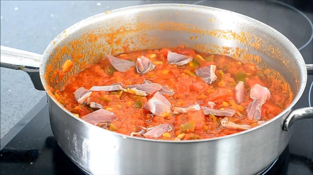 Add tuna belly or salted tuna depending on your preference, a bit of soybean crunchiness, and simmer over low heat until the sauce thickens