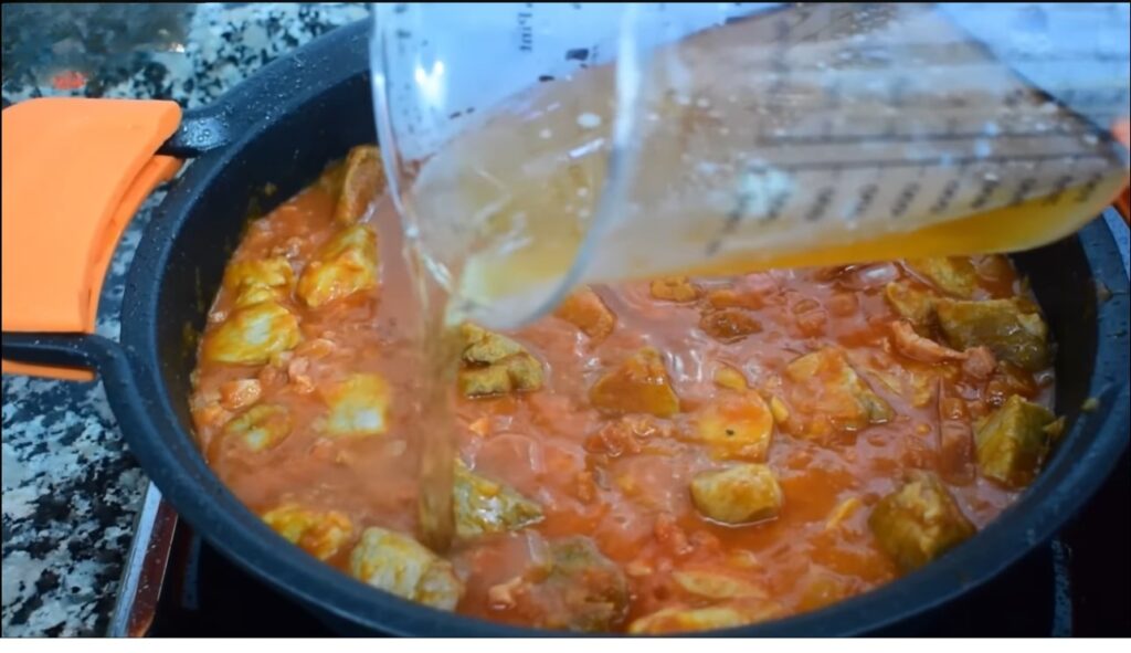 carcamusas add in the pre-prepared meat broth,set to medium heat and cook until the meat broth comes to a boil