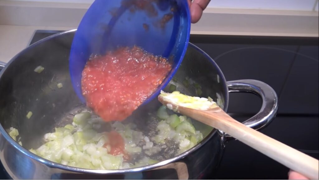 fideua de marisco add the prepared grated tomatoes and repeat the stirring process evenly so as not to burn the mixture