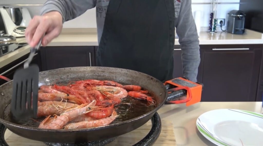 fideua de mariscos Put scalded shrimp in the pan and start to fry