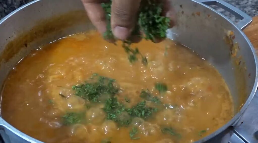 frijoles blancos recipe adding chopped fresh parsley so as to make the dish more attractive