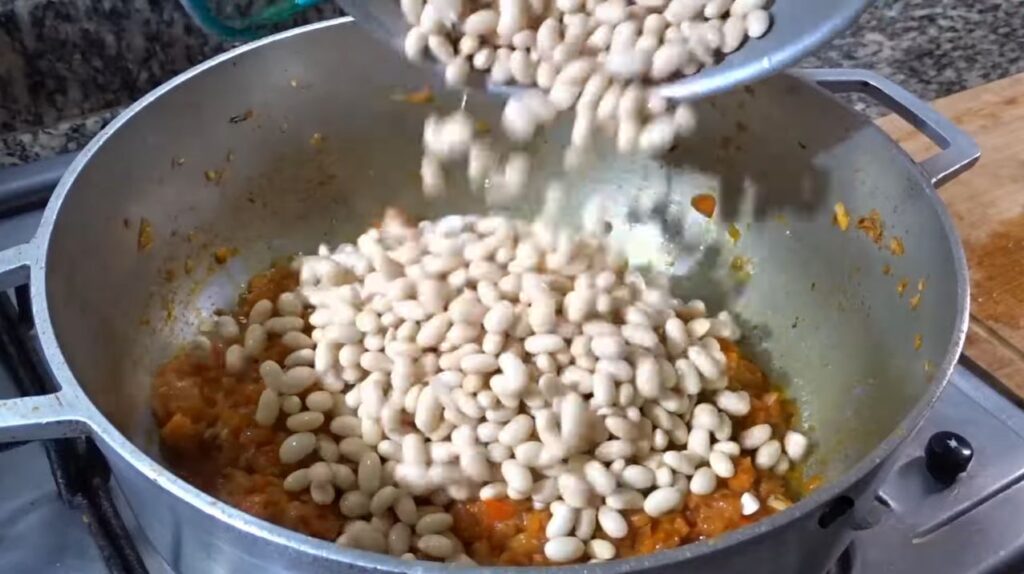 frijoles blancos recipe uses the main ingredient of the dish - white beans