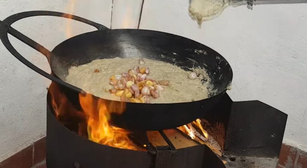 gachamiga When the mixture completely turns brown and stiff,add delicious fried garlic to the mixture and evenly stir