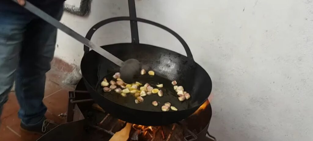 gachamiga When the oil is heated and there are tiny bubbles on the surface, the next step is putting cloves of garlic in