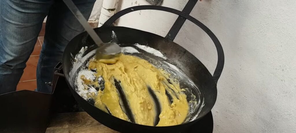 gachamiga pour half a kilogram of flour and evenly stir.When the flour mixture starts to be thicker like dough and turn caramel-like brown, add 100~200gr flour and repeat the stirring