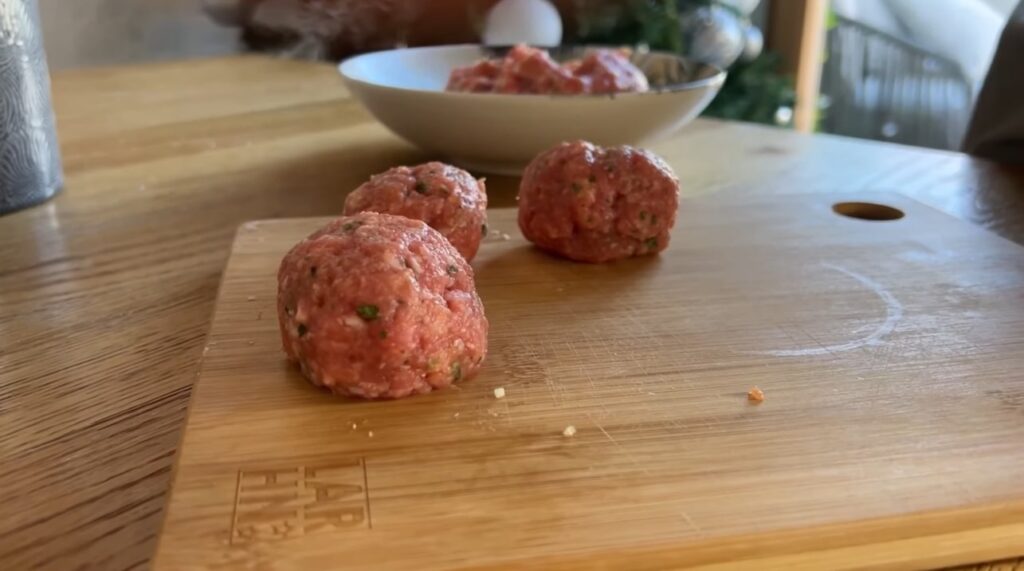 galets pasta After the mixture is perfectly mixed, divide it into parts and knead them into delicious meatballs that meet the needs of the eater number and personal portion