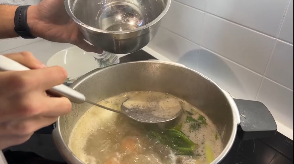 galets soup Dispose all of the bubbles with a ladle, making the soup clearer