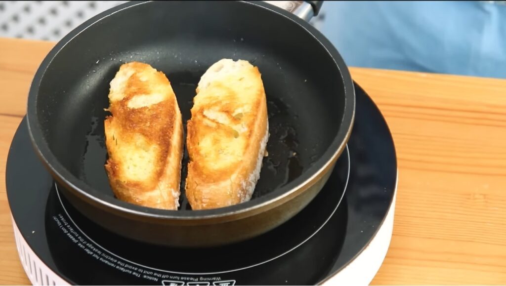 olla gitana fry some bread with olive oil