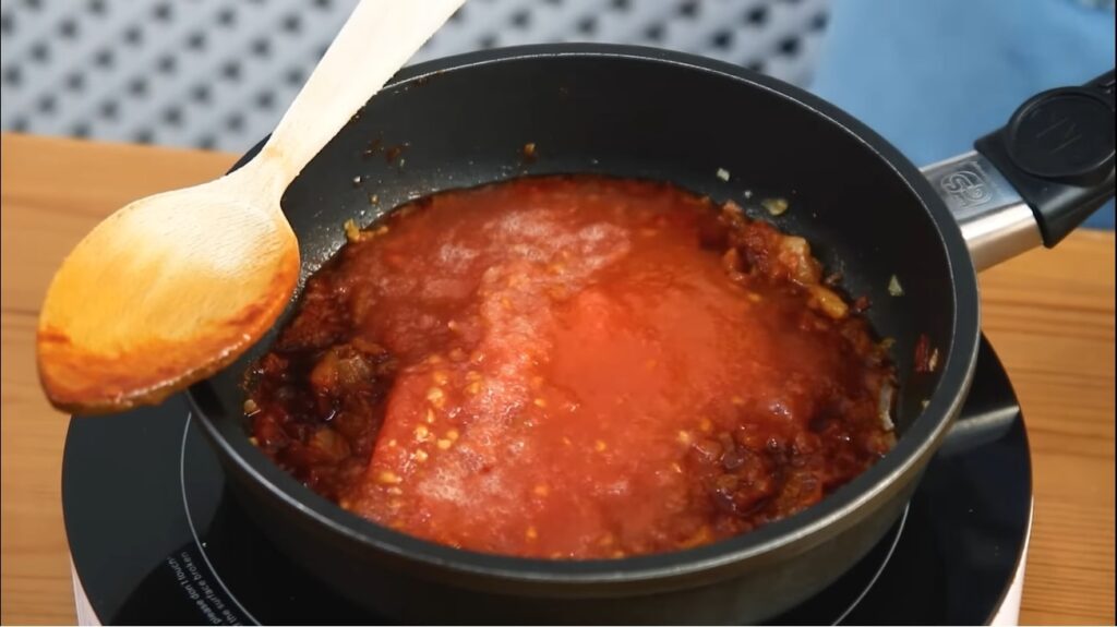 olla gitana pour tomatoes in smooth liquid form into the mixture on the pan