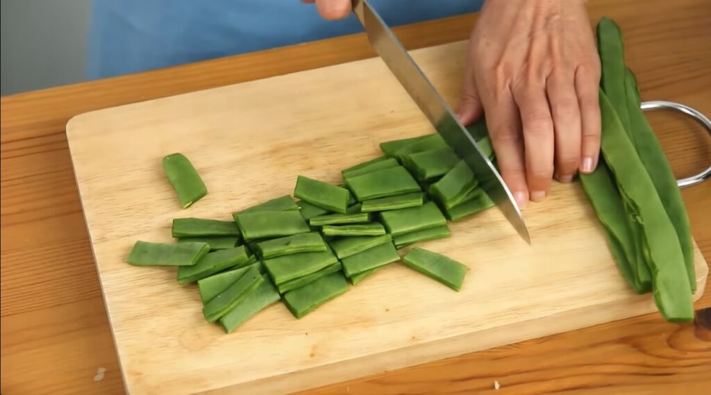 olla gitana remove all treat green beans threads, joints. Cutting them into bite size before putting them in stew pot along with the mixture