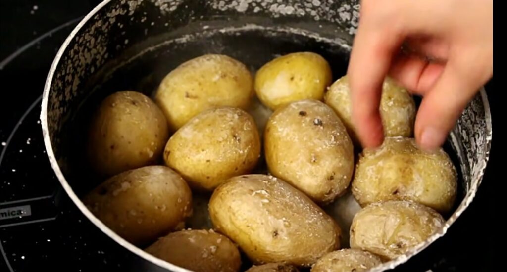 papas con mojo small tip that hold the lid of the pot and gently shake it so that the potatoes can be wrinkled on every surface