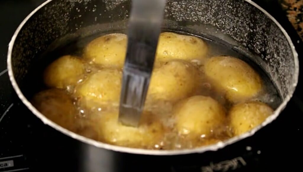 papas mojo A small tip is that if you don’t want the potatoes to be too soft when the water evaporates, use a knife to thrust at a boiling potato so as to check the texture