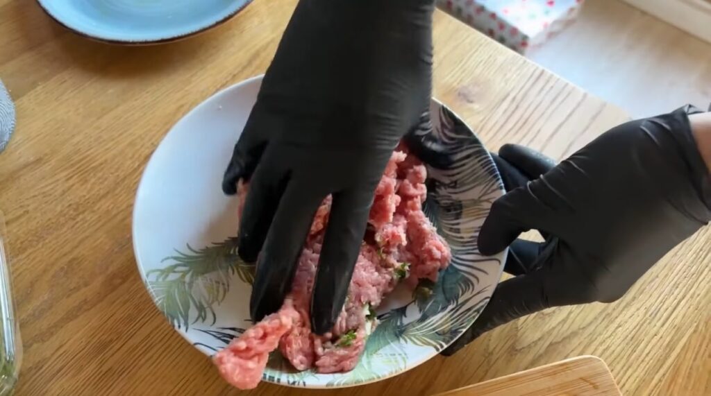sopa de galets Wear cooking gloves and evenly squeeze the mixture