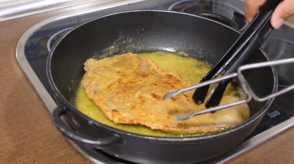 cachopo recipe let’s fry. Pour olive oil into the pan so as to deep-fry the cachopo, and make sure that the olive oil has boiled before adding the cachopo