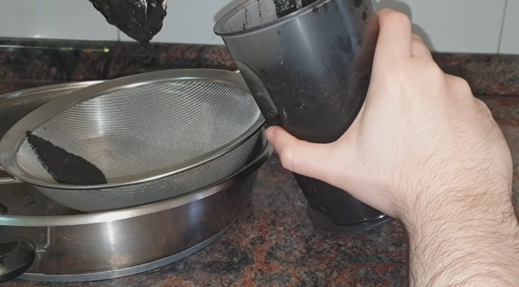 chipirones en su tinta You can choose either grinding them and using a strainer to filter out the juice or doing this process by having a cordless hand blender